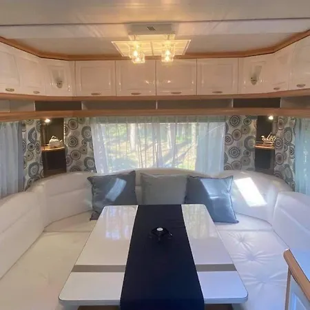 Przyczepa Abordaz Na Campingu Kormoran Kamp alanı