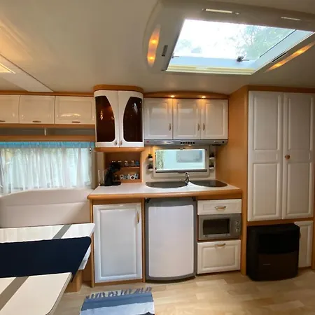 Przyczepa Abordaz Na Campingu Kormoran キャンプ場